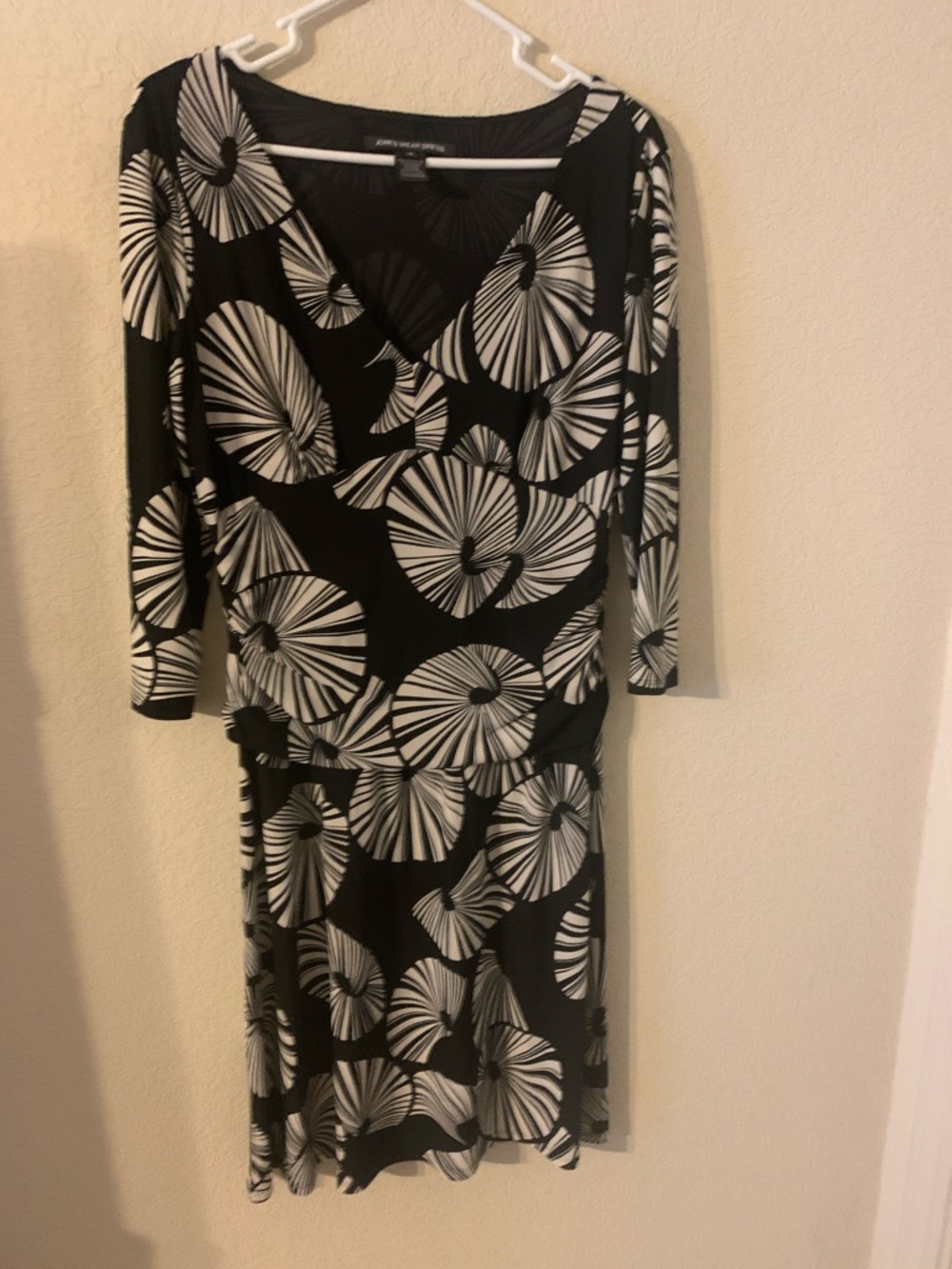 Jones Wear Black and White Printed Long Sleeve V-Neck Dress - Picture 4 of 8